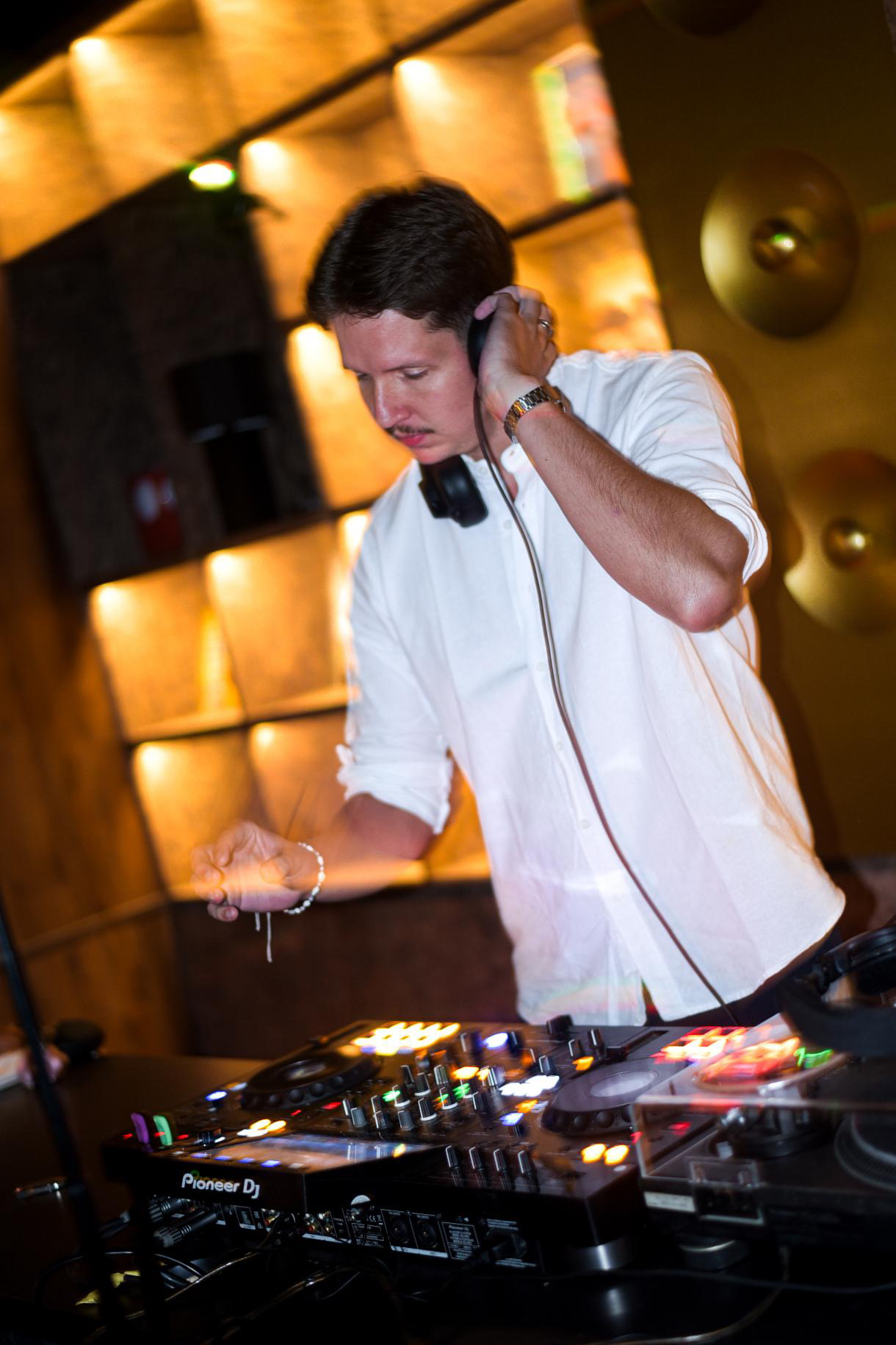 DJ Gränz, plötusnúður í Reykjavík, með heyrnartól við plötuspilarana á viðburði